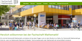 Website-Header für 'fachschaft mathematik'. Links ein Logo mit dem Namen und einem Diagramm. Daneben eine grüne Navigationsleiste mit den Menüpunkten 'Aktuelles', 'Service', 'Gremien', 'Freizeit', 'Ersti-Infos', 'Kontakt & Anschrift'. Das Banner darunter zeigt ein lebendiges Foto des Campus-Platzes vor dem gelben Gebäude der Fachschaft Mathematik. Zahlreiche Studenten gehen, sitzen an Tischen oder stehen mit einem Fahrrad. Schilder für 'Studierendenwerk Dortmund' und 'Studimarkt' mit roter Markise sind an der Fassade sichtbar. Rechts am Rand befindet sich eine graue vertikale Leiste mit dem Text 'Bitte Bildnachweis einfügen'.